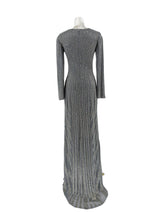 Rygvisning af Sølvstrejf Gallakjole, der viser kjolens unikke og elegante rygdesign med finesser, perfekt for en glamourøs aften.