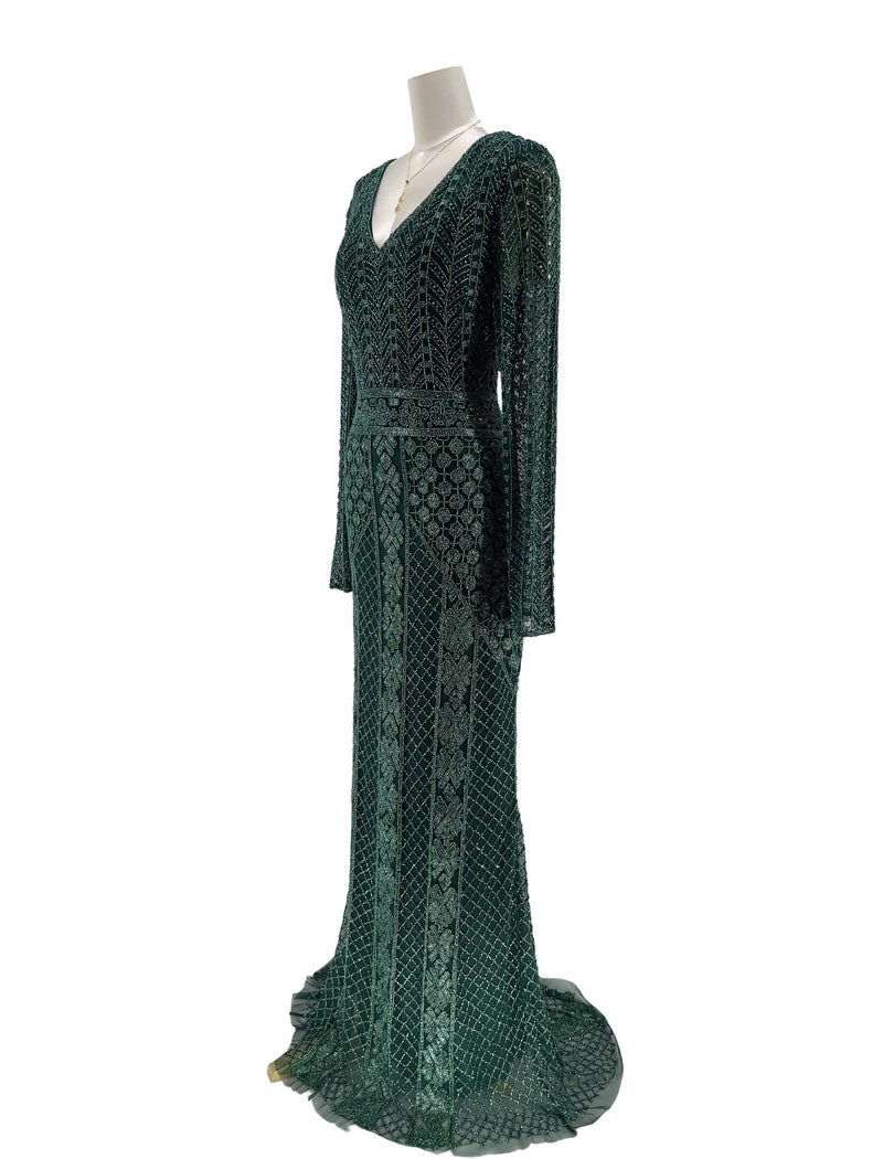 Vinklet visning af Smaragdglans Festkjole, fremhæver kjolens multidimensionelle design og den detaljerige udsmykning, der udstråler luksus og raffinement.