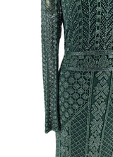 Detaljeret nærbillede af Smaragdglans Festkjole, fokus på det udsøgte håndarbejde og de eksklusive detaljer, der kendetegner kjolens unikke stil.