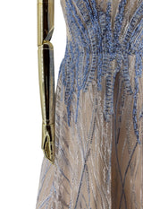 Nærbillede af detaljer på Celestial Saphir Aftenkjole - Udforsker den fine håndværksmæssige kvalitet og luksuriøse detaljer, der definerer kjolens unikke karakter.
