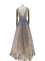 Bagfra visning af Celestial Saphir Aftenkjole - Viser kjolens sofistikerede rygdesign med fine detaljer, der tilføjer et touch af glamour.