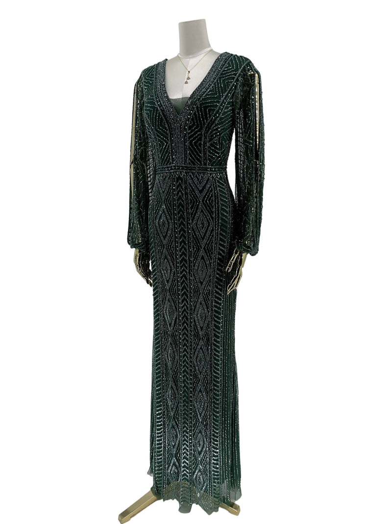 Vinklet visning af Smaragdvævning Gallakjole, fremhæver kjolens multidimensionelle design og de glitrende detaljer, der udstråler sofistikeret glamour.