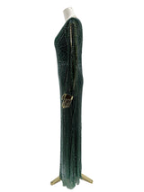 Langærmet grøn kjole med åbne ærmer