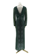 Bagfra visning af Smaragdvævning Gallakjole, afslører kjolens sofistikerede rygdesign med udsøgte detaljer, perfekt for en imponerende og elegant entré.