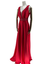 Vinklet visning af Rubinrød Gallakjole, fremviser kjolens sofistikerede snit og de glitrende detaljer, der afspejler en uovertruffen følelse af luksus.