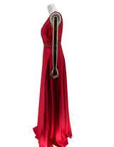 Sidevisning af Rubinrød Gallakjole fra DressDesires, fremhæver kjolens flatterende silhuet og det smukke fald, perfekt for at efterlade et varigt indtryk.
