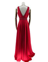 Rygvisning af Rubinrød Gallakjole, afslører kjolens forførende og detaljerede rygdesign, som tilføjer en ekstra dimension af elegance og stil.