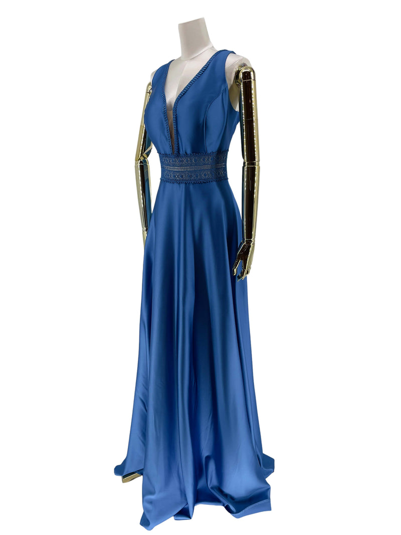 Vinklet visning af Safirblå Gallakjole, fremviser kjolens sofistikerede snit og de glitrende detaljer, der afspejler en uovertruffen følelse af luksus.