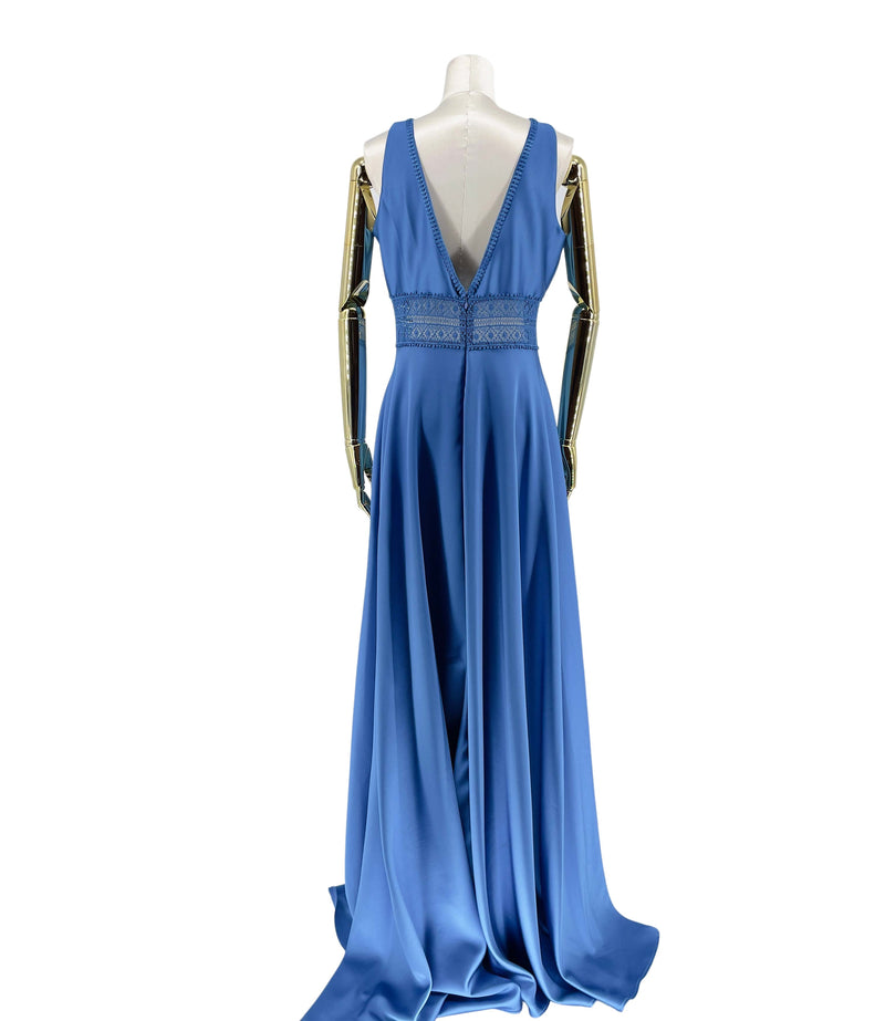 Rygvisning af Safirblå Gallakjole, afslører kjolens forførende og detaljerede rygdesign, som tilføjer en ekstra dimension af elegance og stil.