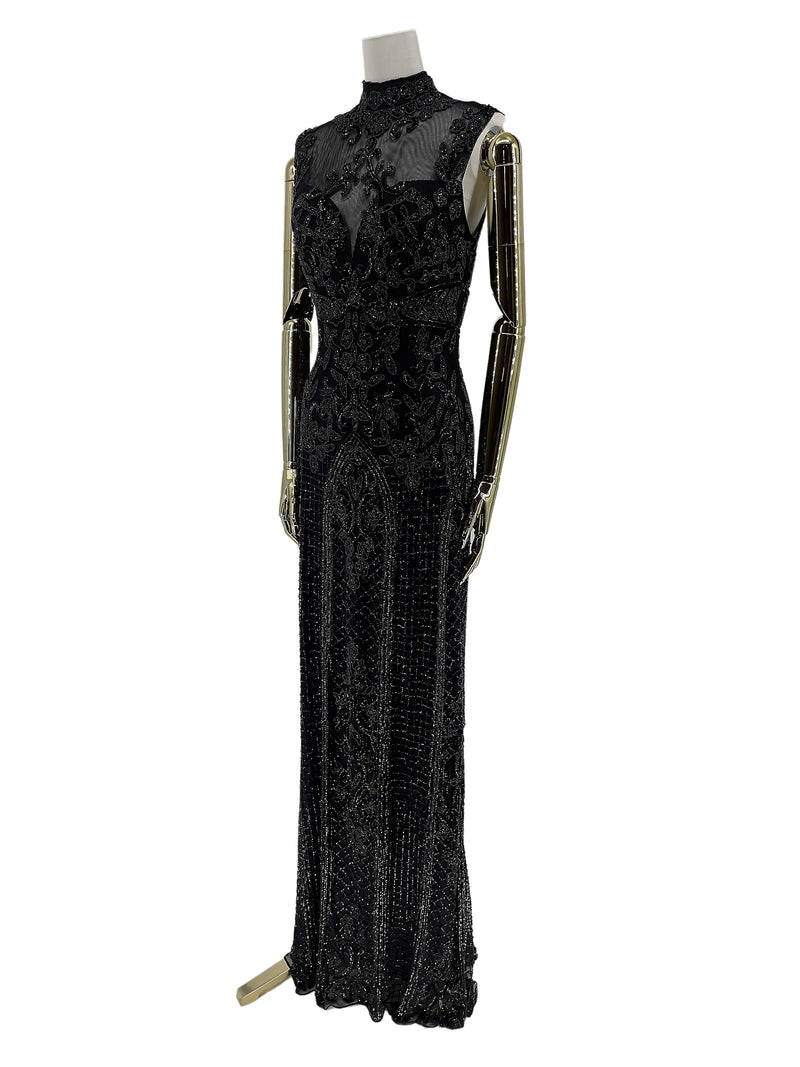 Vinklet visning af Natskygge Elegance Gallakjole, fremhæver kjolens multidimensionelle snit og elegante detaljer, der udstråler sofistikeret stil.