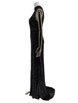 Sideprofil af Natskygge Elegance Gallakjole fra DressDesires, illustrerer kjolens graciøse linjer og flatterende pasform, skabt til særlige lejligheder.