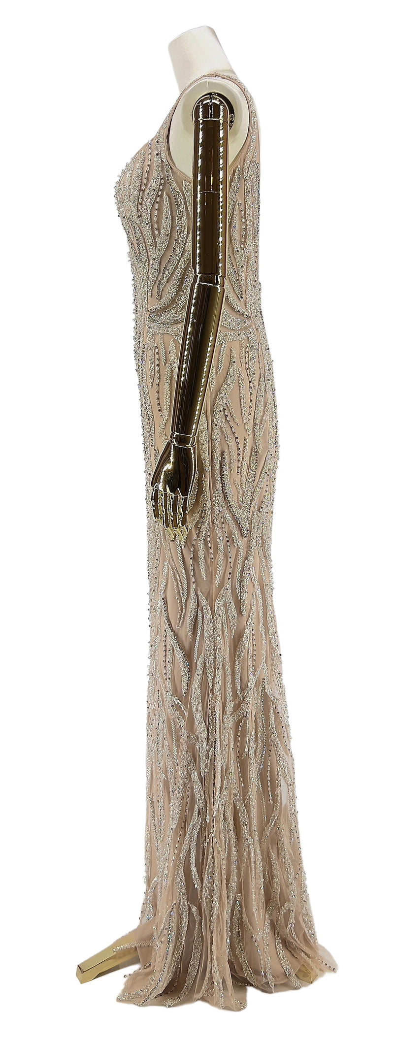 Sideprofil af Amber Eleganza Gallakjole – Demonstrerer kjolens flatterende silhuet og det udsøgte stof, der falder smukt fra DressDesires