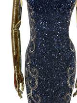 Detaljeret nærbillede af Midnatsblå Majestæt Gallakjole, fokus på det fine håndarbejde og de luksuriøse detaljer, der understreger kjolens eksklusive æstetik.