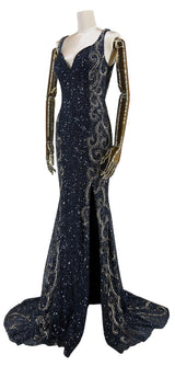Vinklet visning af Midnatsblå Majestæt Gallakjole, fremhæver kjolens multidimensionelle snit og ekstravagante detaljer, udstråler luksuriøs stil.