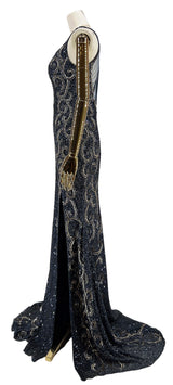 Sideprofil af Midnatsblå Majestæt Gallakjole fra DressDesires, illustrerer kjolens elegante fald og flatterende pasform, designet for særlige begivenheder.