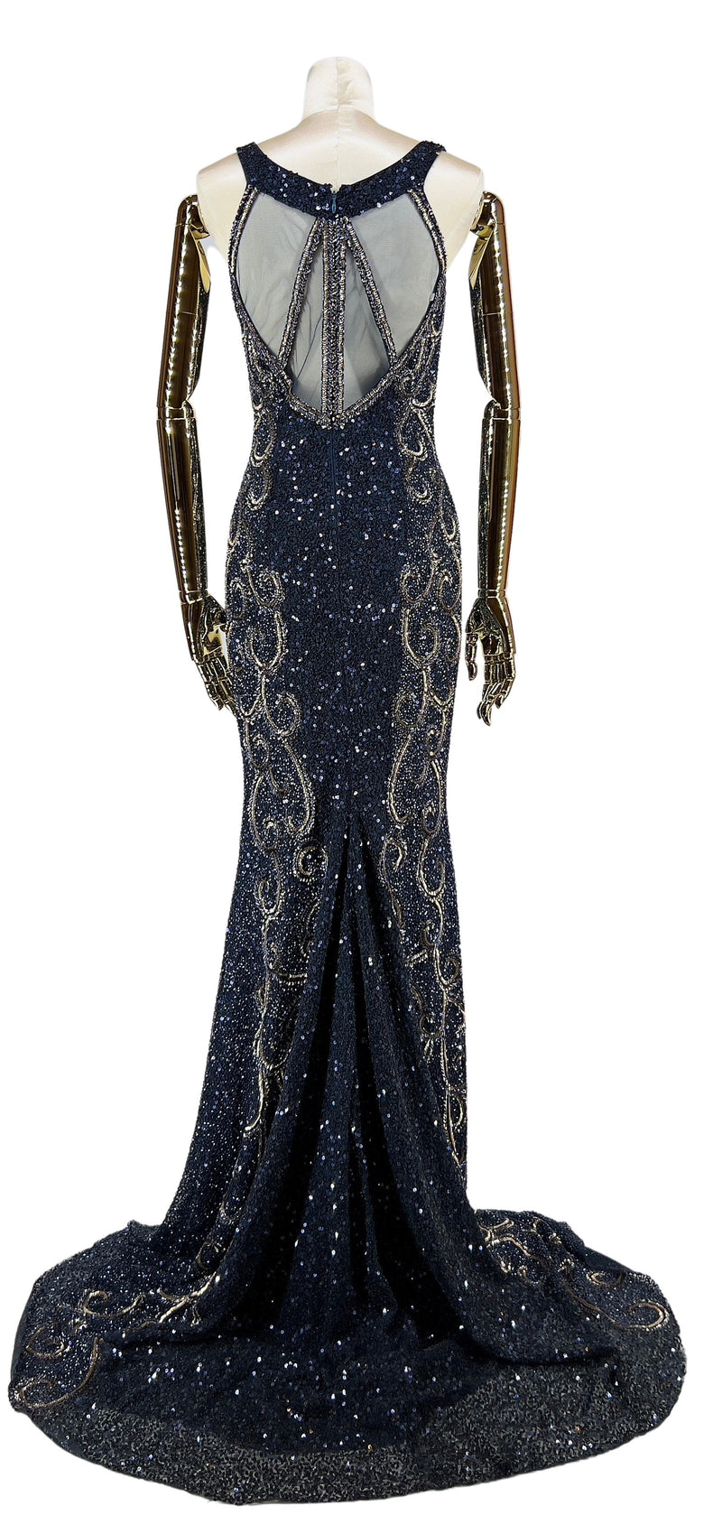 Bagfra visning af Midnatsblå Majestæt Gallakjole, afslører kjolens imponerende rygdesign med unikke detaljer, perfekt for en storslået entré.