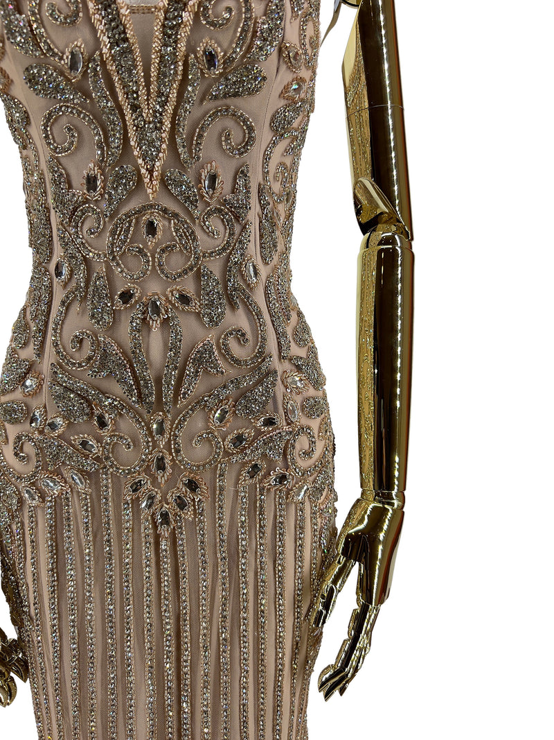Detaljevisning af Diamantdråbe Elegance Gallakjole, fokus på det udsøgte håndarbejde og de luksuriøse pailletter, der definerer kjolens eksklusivitet.
