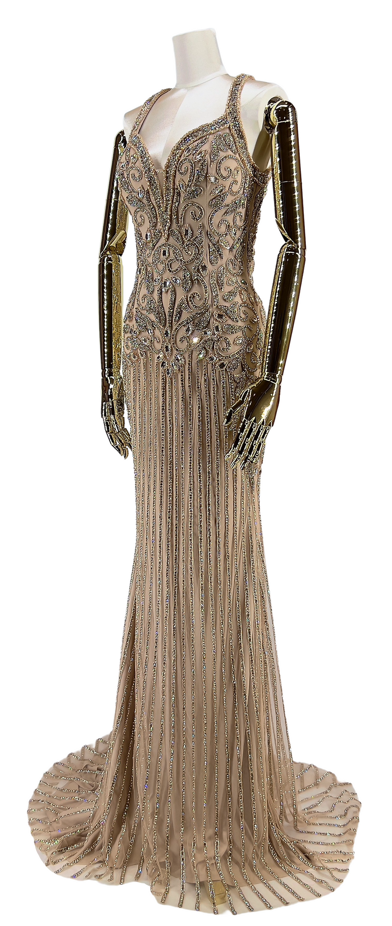 Vinklet visning af Diamantdråbe Elegance Gallakjole, fremviser kjolens sofistikerede snit og glimtende detaljer, der afspejler ekstravagance og stil.