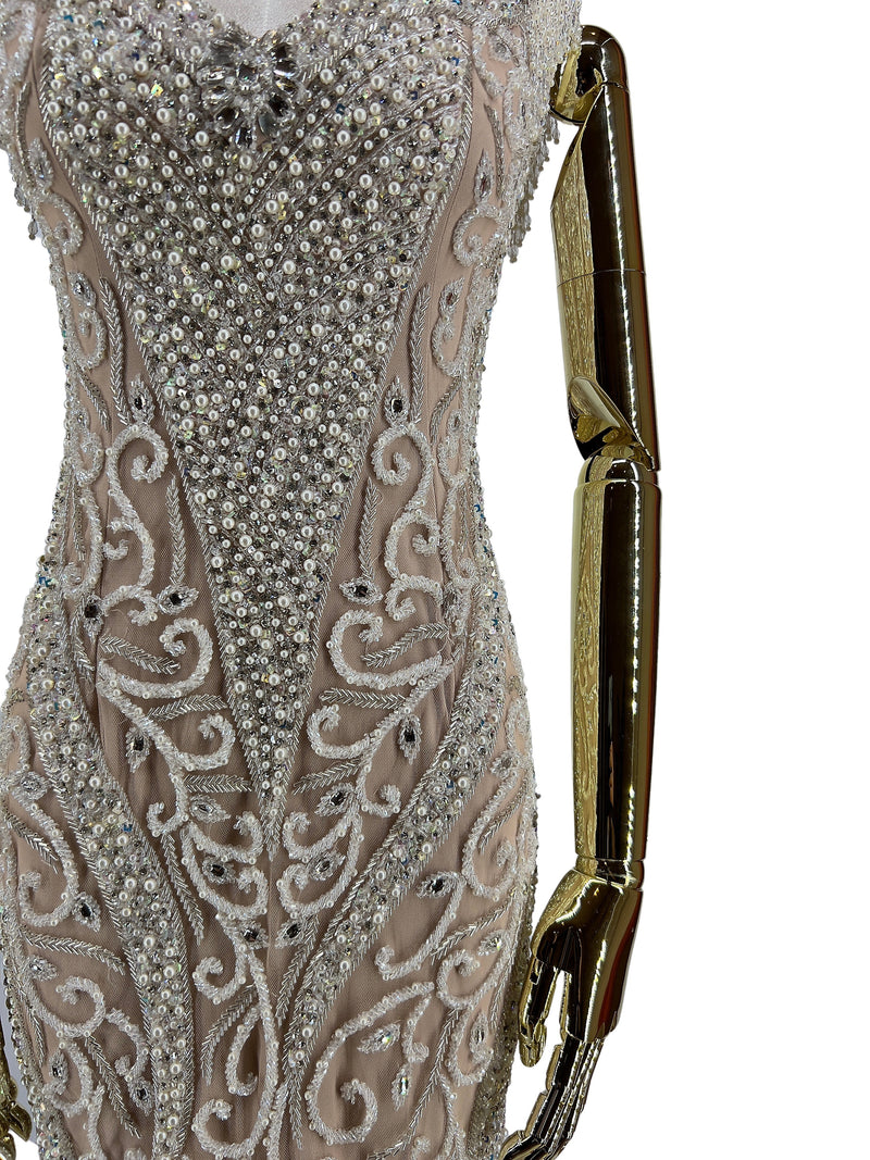Nærbillede af Aura Elegance Gallakjole fra DressDesires - Udsøgte detaljer og håndværk er i fokus, fra delikate perler til fint broderi, der definerer kjolens luksuriøse æstetik.