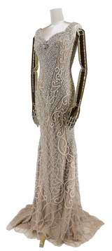 Vinklet visning af Aura Elegance Gallakjole - Highlighter kjolens sofistikerede silhuet og detaljerige udsmykning, der udstråler luksus og finesse.