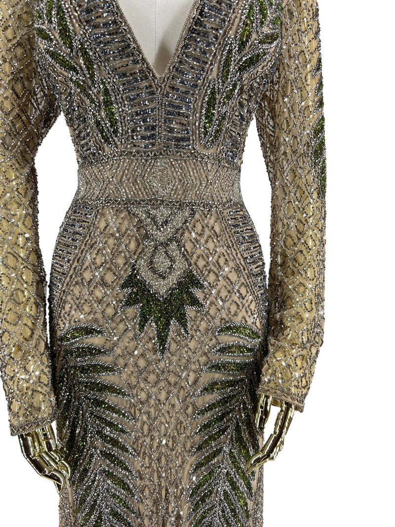 Nærbillede af Guldglans Gallakjole, der viser det ekstraordinære håndarbejde og de luksuriøse pailletter, der kendetegner kjolens unikke charme.