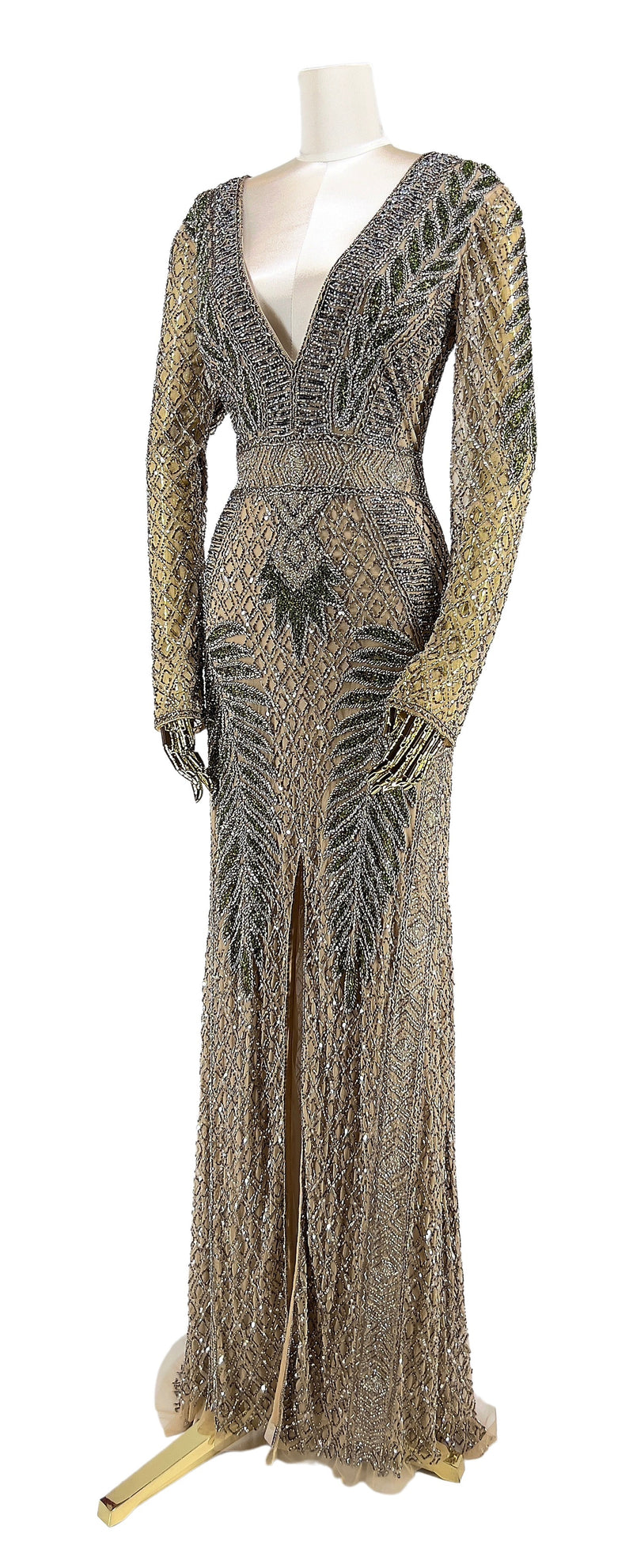 Vinklet visning af Guldglans Gallakjole, fremviser kjolens flerdimensionelle design og eksklusive håndværk, afspejler ægte glamour og stil.
