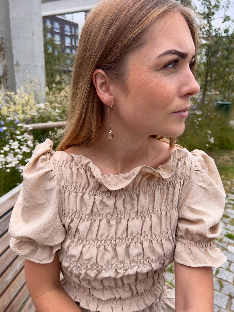 Hvide dråbeformede øreringe